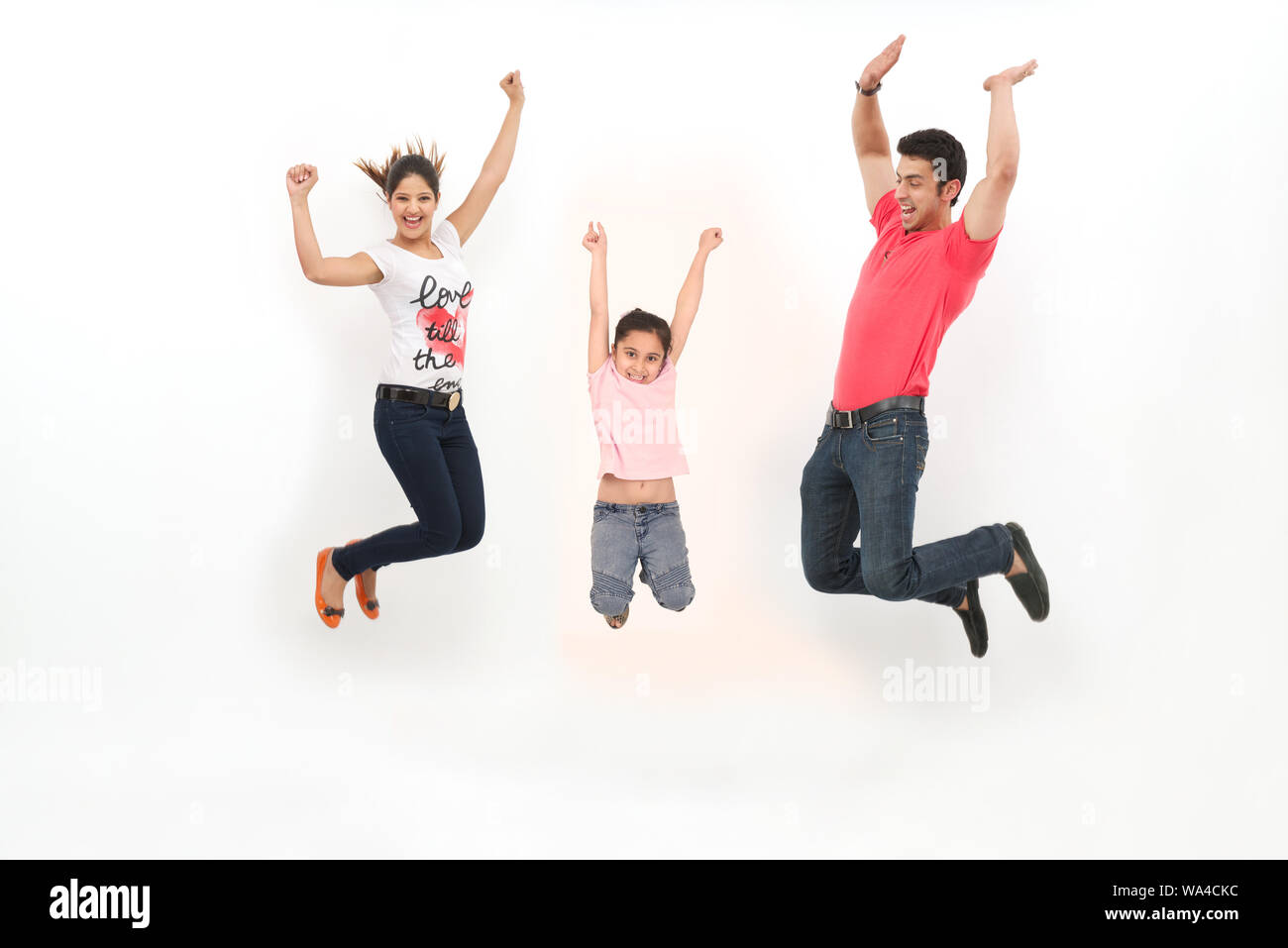 Giovane famiglia che salta in aria Foto Stock