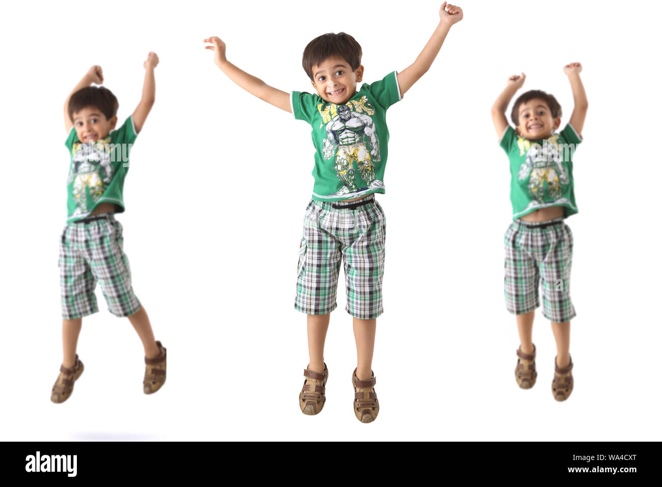 Immagini multiple di un ragazzo che salta in aria e sorride Foto Stock