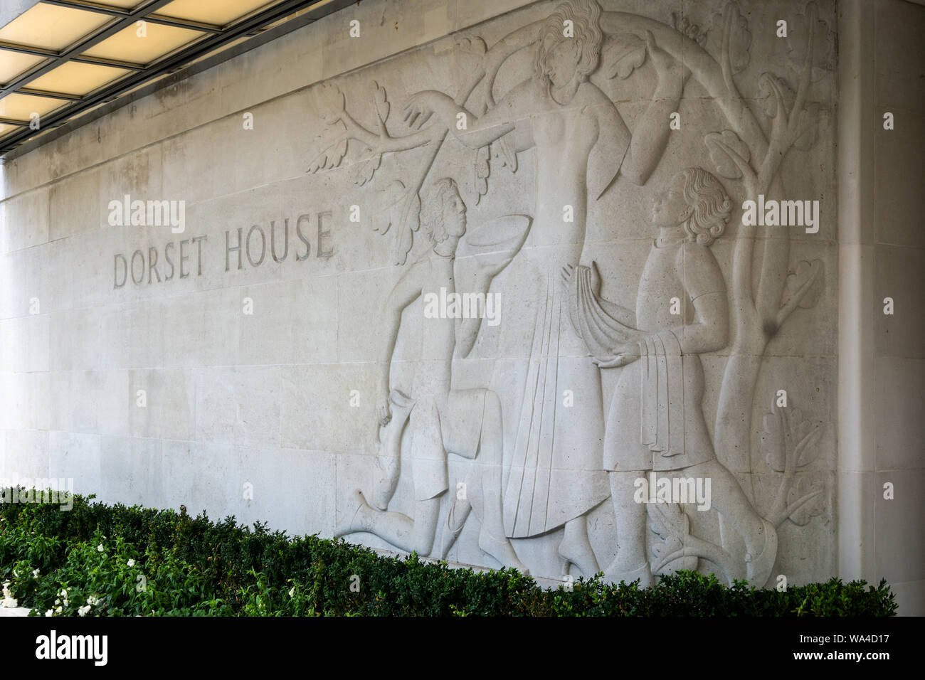 Sollievo carving da Eric Gill presso Dorset House, un blocco di 1930 appartamenti in Art Deco o Moderne stile, Gloucester Place, London, Regno Unito Foto Stock
