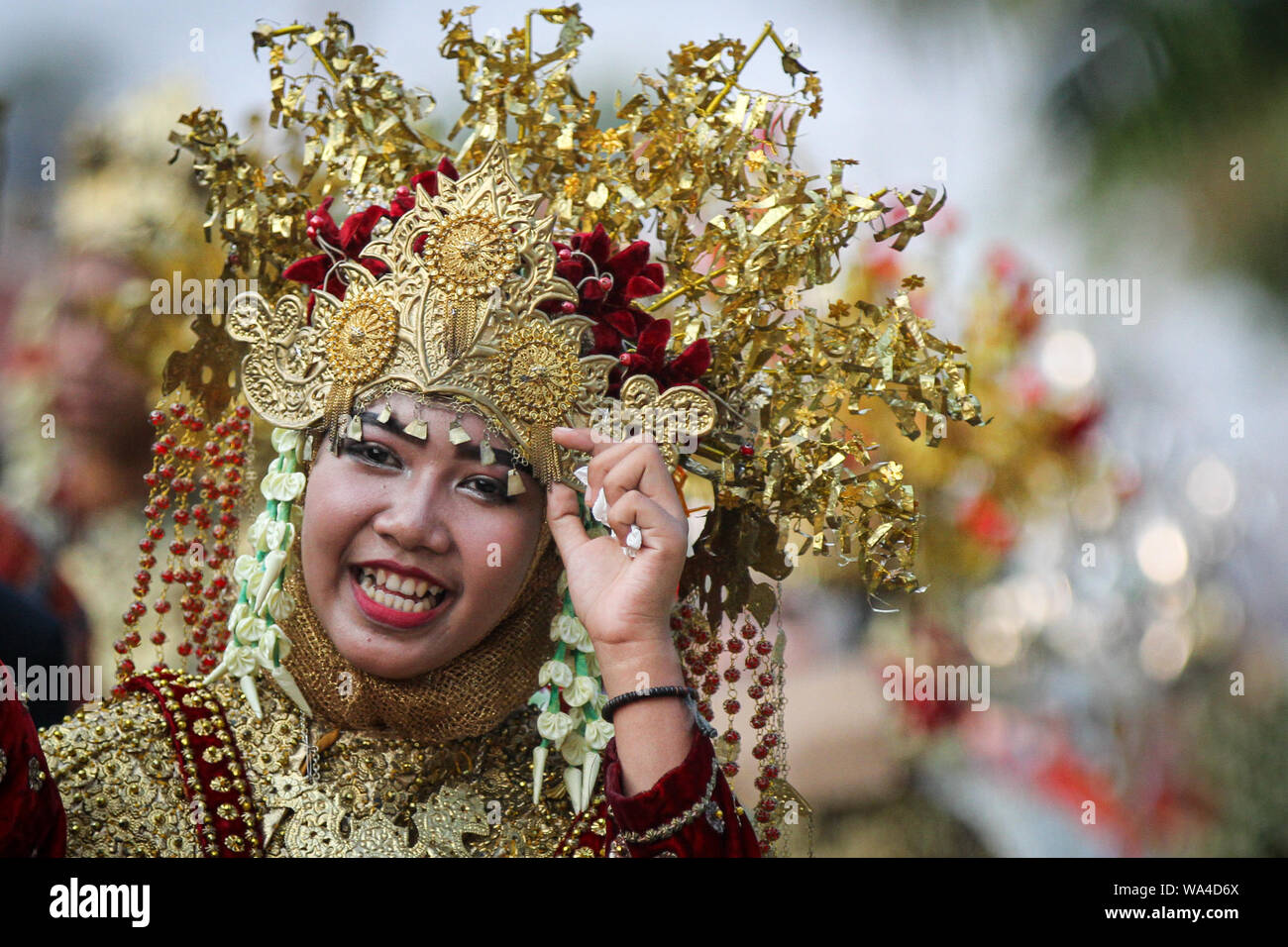 Studente indonesiano in un costume durante un carnevale che celebra l'Indipendenza Indonesiana giorno del 74º anniversario. Foto Stock