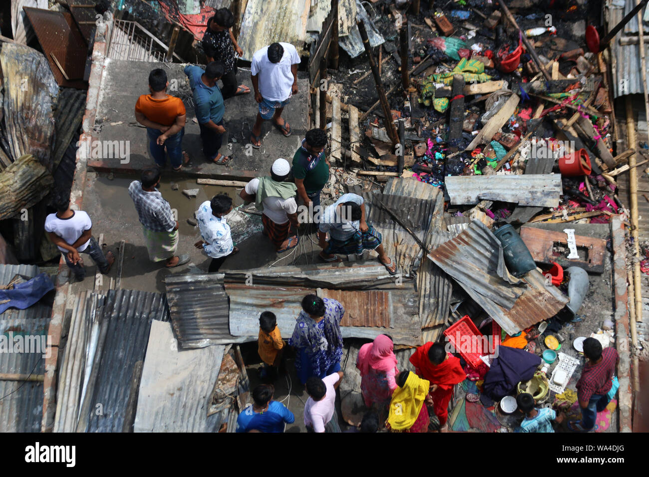 Abitanti di fuoco hanno devastato la baraccopoli in area di Mirpur di Dhaka.3.000 famiglie sono state colpite da un incendio di grandi dimensioni in Mirpur 7 al Jhilpar slum. Foto Stock