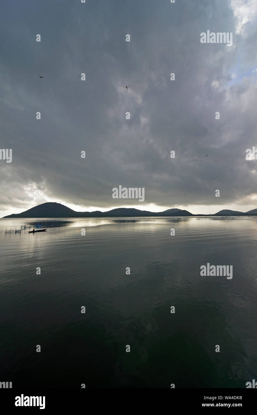 Monsoon nuvole sopra il lago Chilka, Rambha, Odisha, India Foto Stock