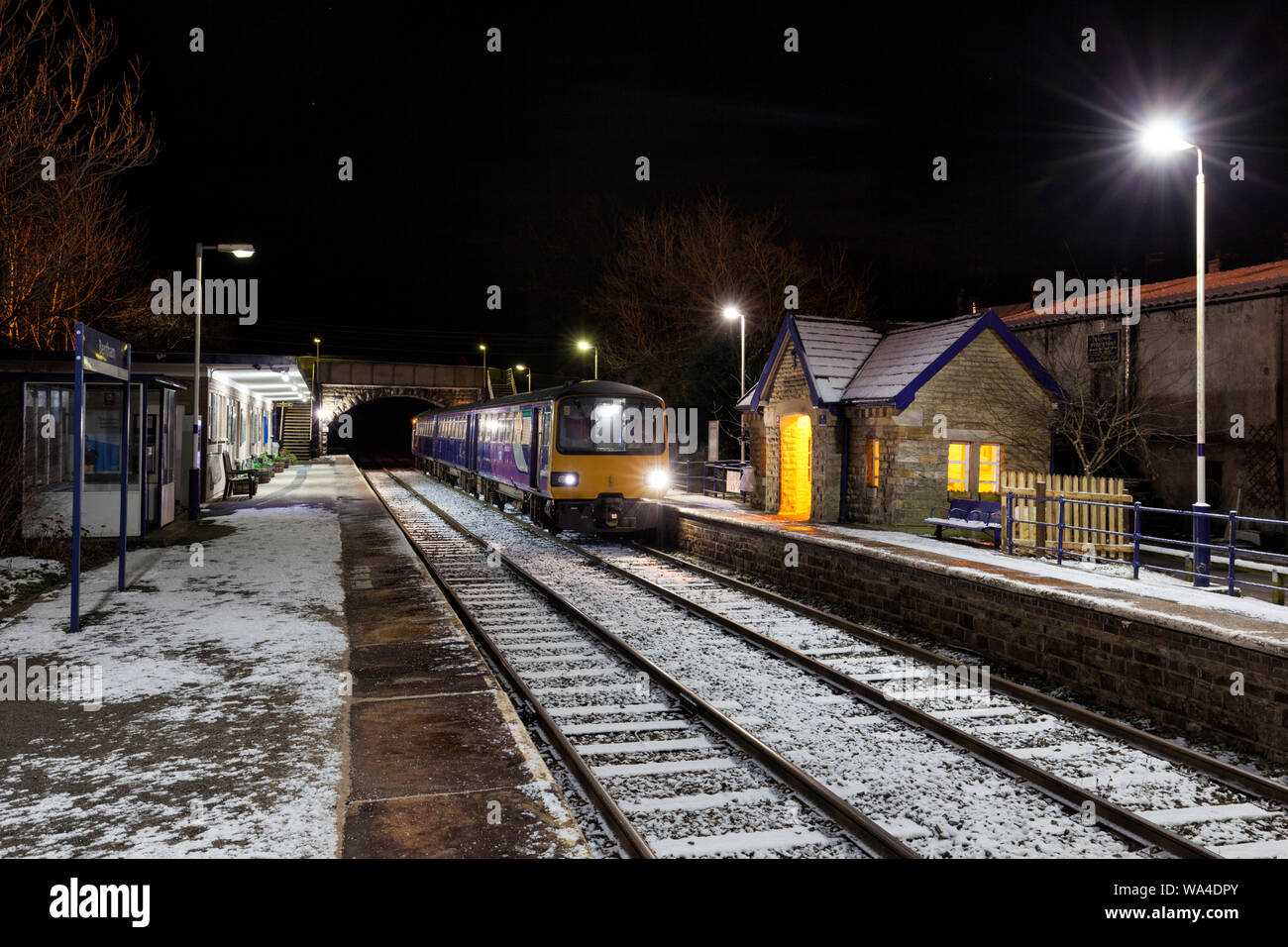 Arriva ferroviaria settentrionale classe 144 treno pacer chiamando una scura di Bentham stazione a Carnforth - Sedimentazione linea di giunzione. 144014 1725 Leeds - Morecambe Foto Stock