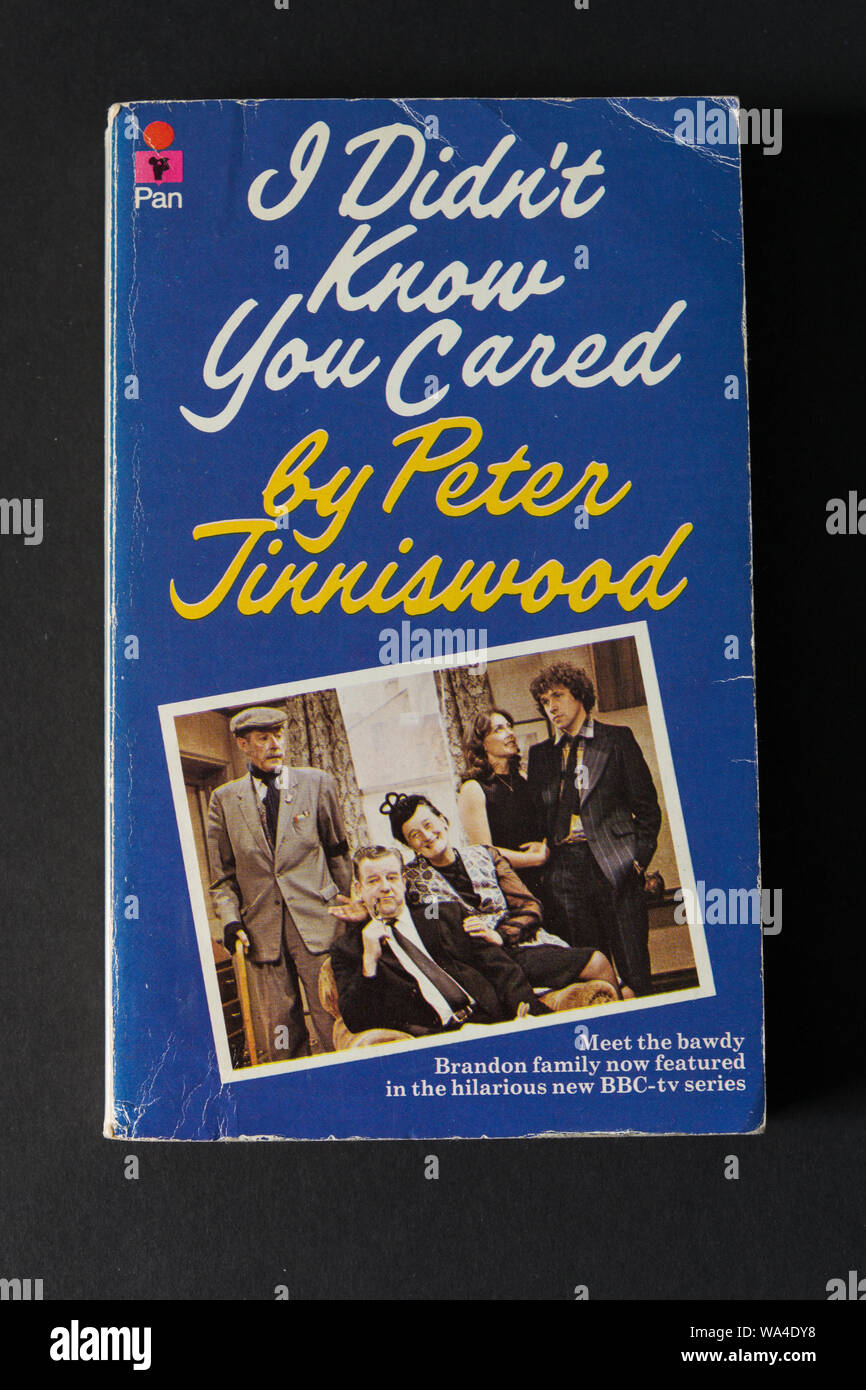 Non sapevo che si curava la seconda di una serie di romanzi a fumetti circa la famiglia di Brandon, da Peter Tinniswood; Pan paperback 1975 Foto Stock