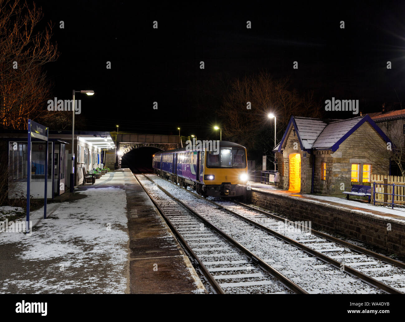 Arriva ferroviaria settentrionale classe 144 treno pacer chiamando una scura di Bentham stazione a Carnforth - Sedimentazione linea di giunzione. 144014 1725 Leeds - Morecambe Foto Stock