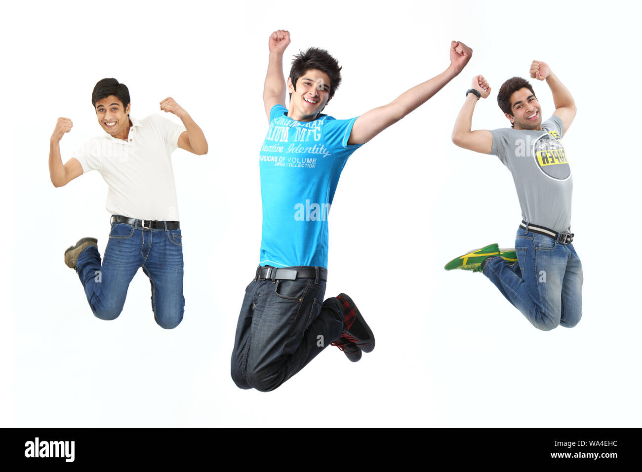 Giovani uomini che saltano in aria e sorridono Foto Stock