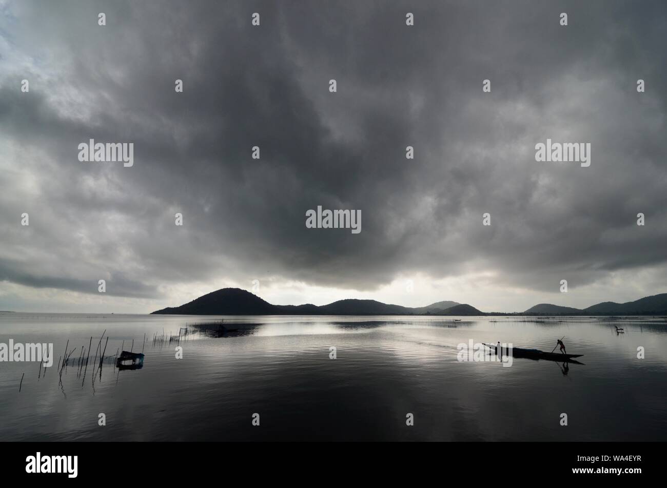 Monsoon nuvole sopra il lago Chilka, Rambha, Odisha, India Foto Stock