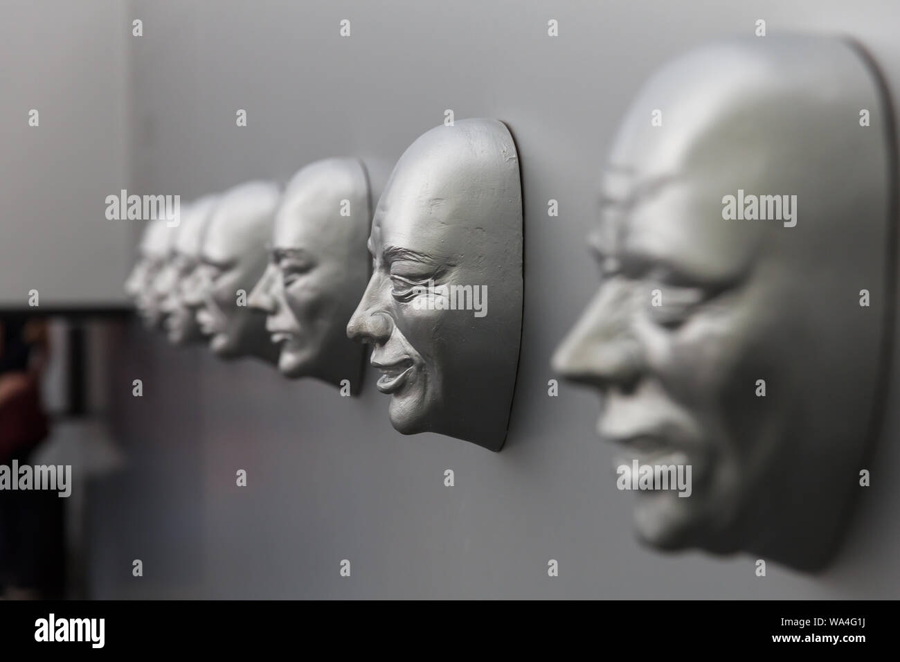 Diverse le emozioni umane, maschera scultorea Foto Stock