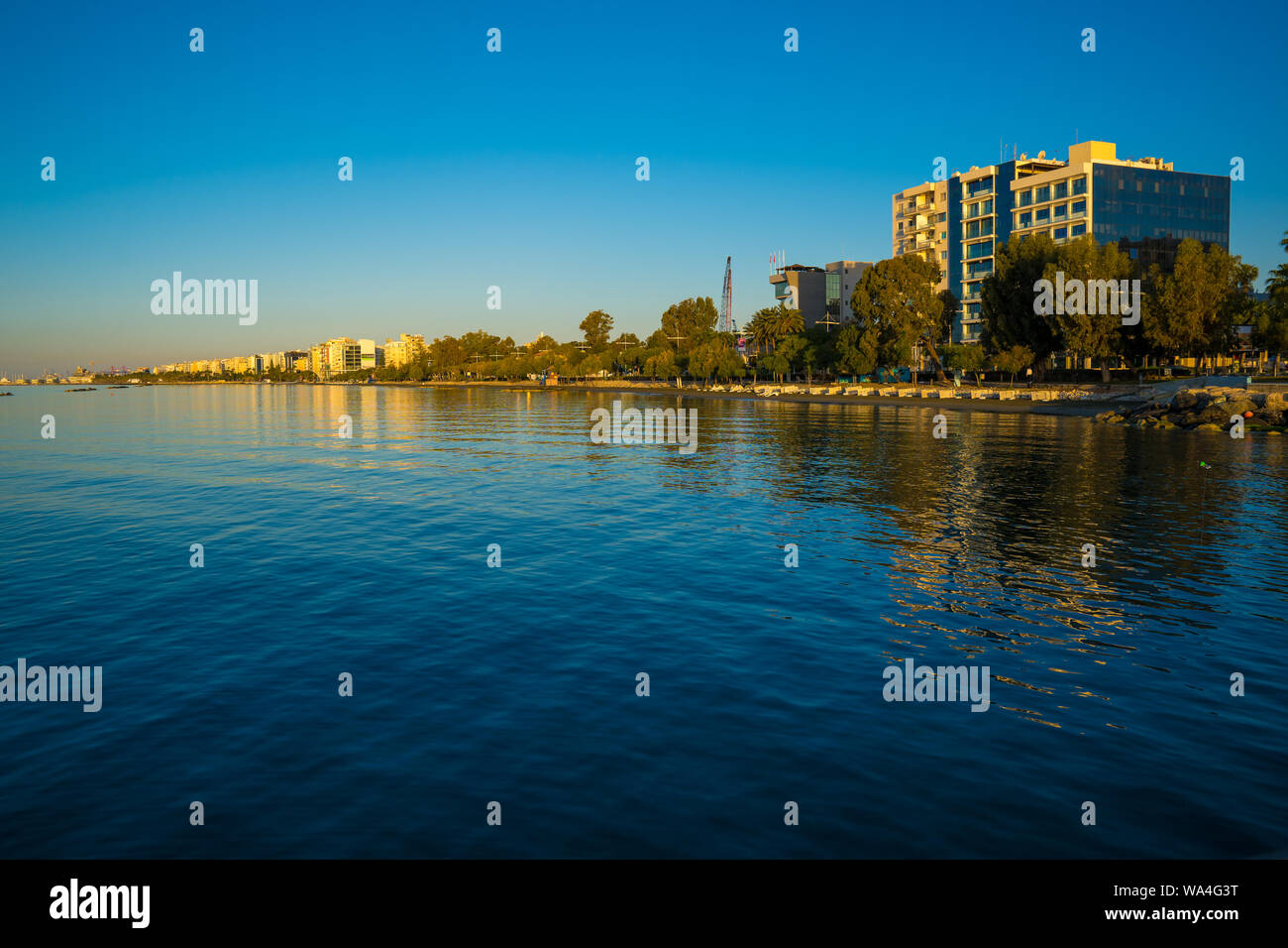 Una visualizzazione generica di Limassol mare, accanto al molo di Kanika Enaerios, Area, Molos Park (passeggiata), GSO Sports Park. Foto Stock