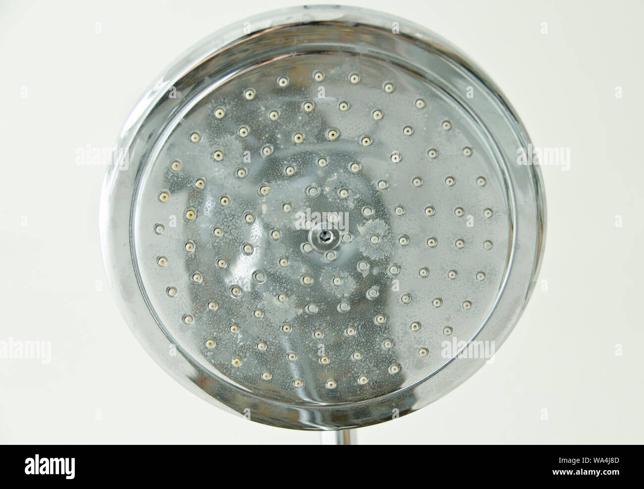 Vista di una testa di doccia nella stanza da bagno, la prospettiva è da terra al soffitto, è stretto Foto Stock
