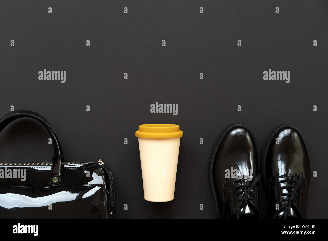 Scarpe nere, il sacchetto e una tazza di caffè Foto Stock