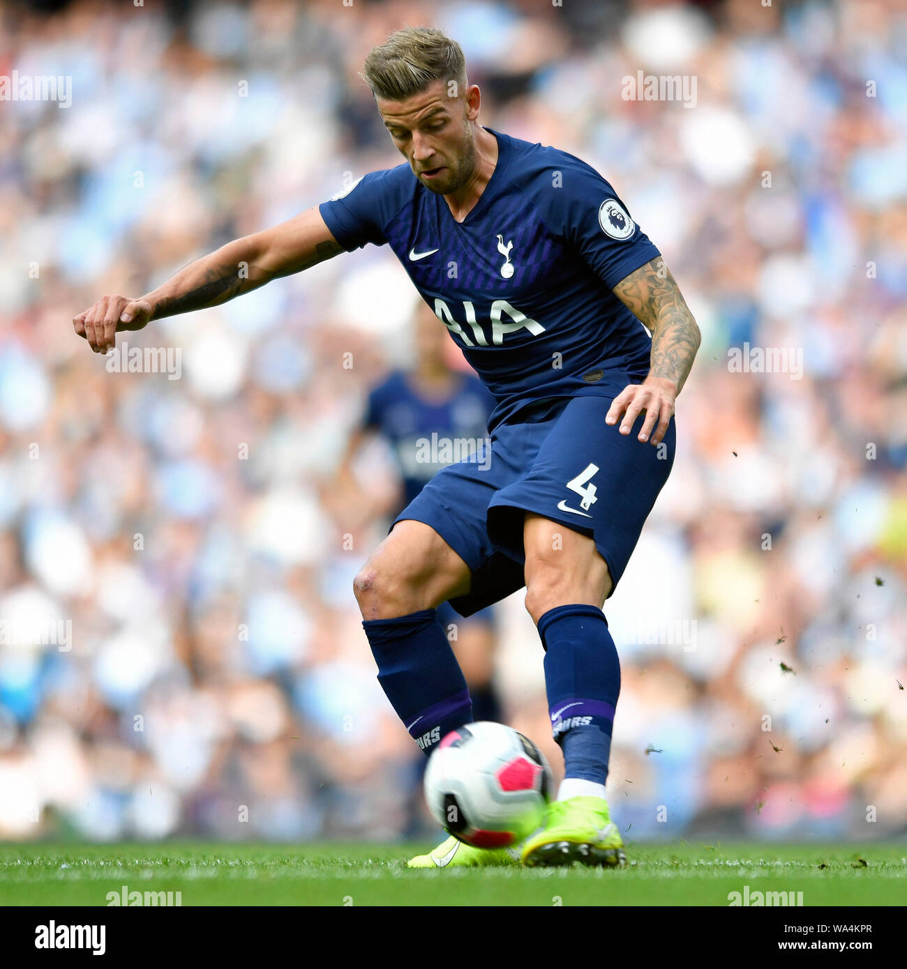 17 agosto 2019; Etihad Stadium, Manchester, Greater Manchester, Inghilterra; Manchester City contro il Tottenham Hotspur; Toby Alderweireld del Tottenham Hotspur cancella la palla - rigorosamente solo uso editoriale. Nessun uso non autorizzato di audio, video, dati, calendari, club/campionato loghi o 'live' servizi. Online in corrispondenza uso limitato a 120 immagini, nessun video emulazione. Foto Stock