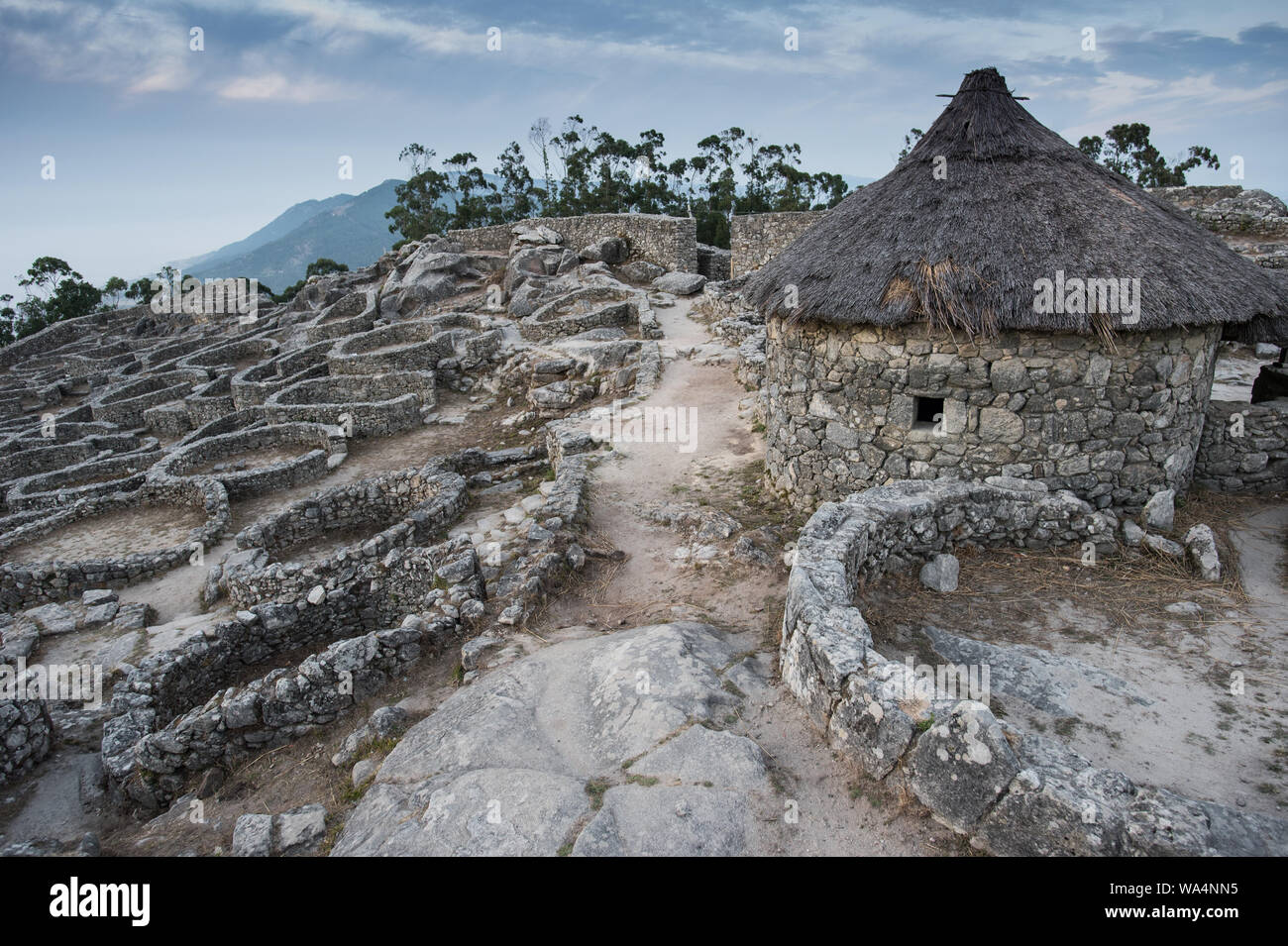 Il vecchio famoso villaggio celtico Castro de Santa Tecla in Galizia vicino al confine con la Portugel al fiume Mino Foto Stock