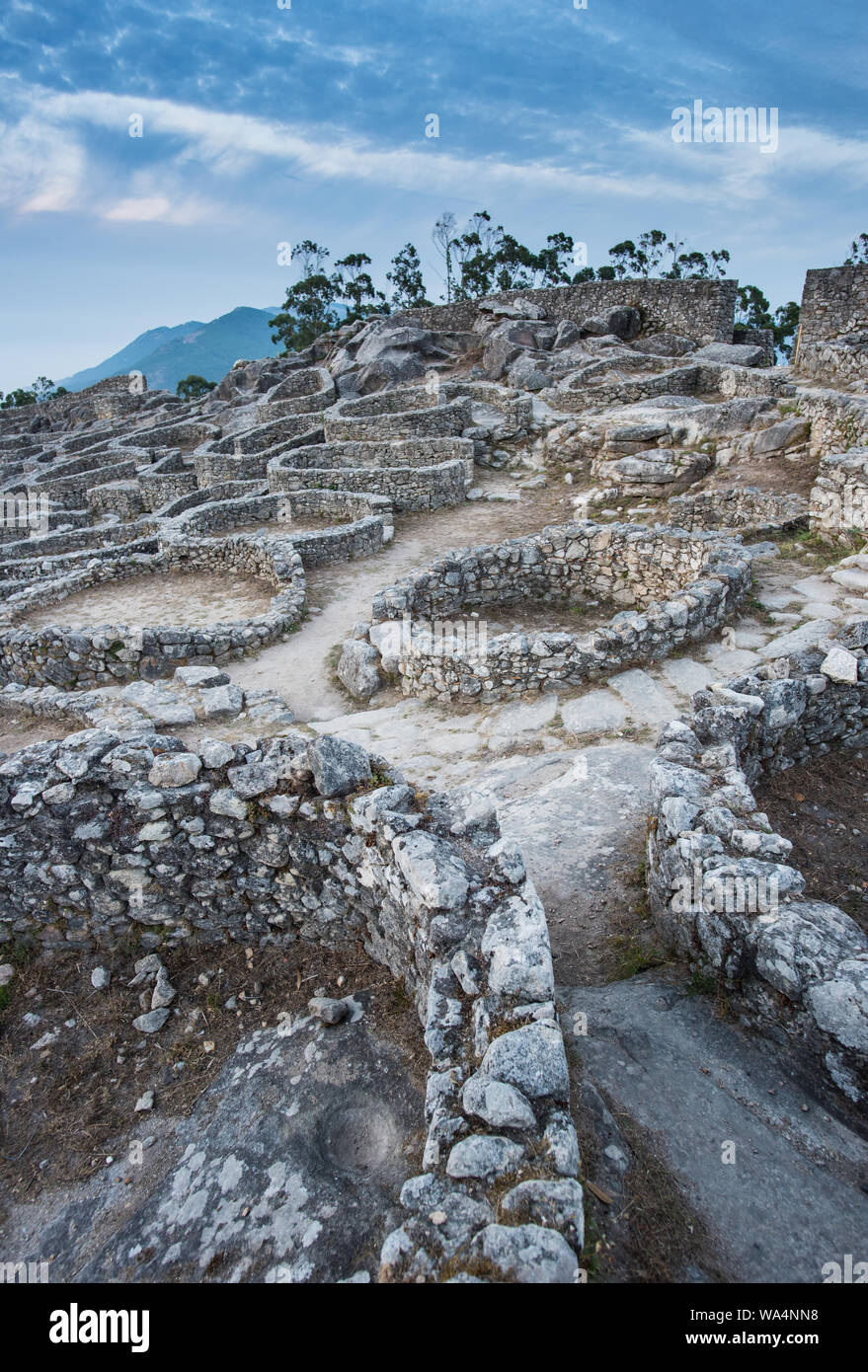 Il vecchio famoso villaggio celtico Castro de Santa Tecla in Galizia vicino al confine con la Portugel al fiume Mino Foto Stock