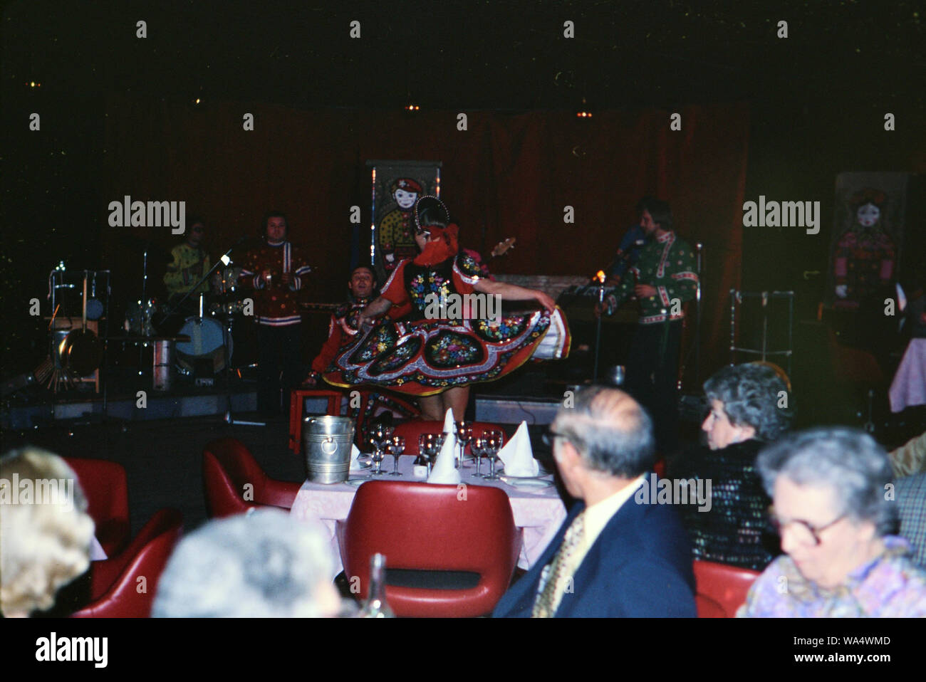 Banda russa giocando a turisti in hotel lounge in Russia alla fine degli anni settanta ca. 1978 Foto Stock