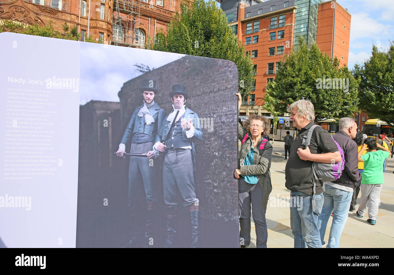 Manchester, Regno Unito. 17 Agosto, 2019. Un fine settimana di eventi si svolgono per commemorare il massacro di Peterloo, quando il 16 agosto 1819 una folla di 60.000 camminato al punto di incontro nella Basilica di San Pietro in Campo quando le forze del governo in carica la folla, uccidendo 18 uomini, donne e bambini e ferendo centinaia. 200 anni più tardi e la città ricorda. Gli eventi pubblici sono in corso con la tappezzeria Peterloo sulla mostra e un soapbox cassa nel luogo per le persone ad esprimere la loro opinione sulle proposte per il riavvio della democrazia. Manchester Central,St Peters, Manchester, Regno Unito. Regno Unito. Credito: Barbara Cook/Alamy Live News Foto Stock