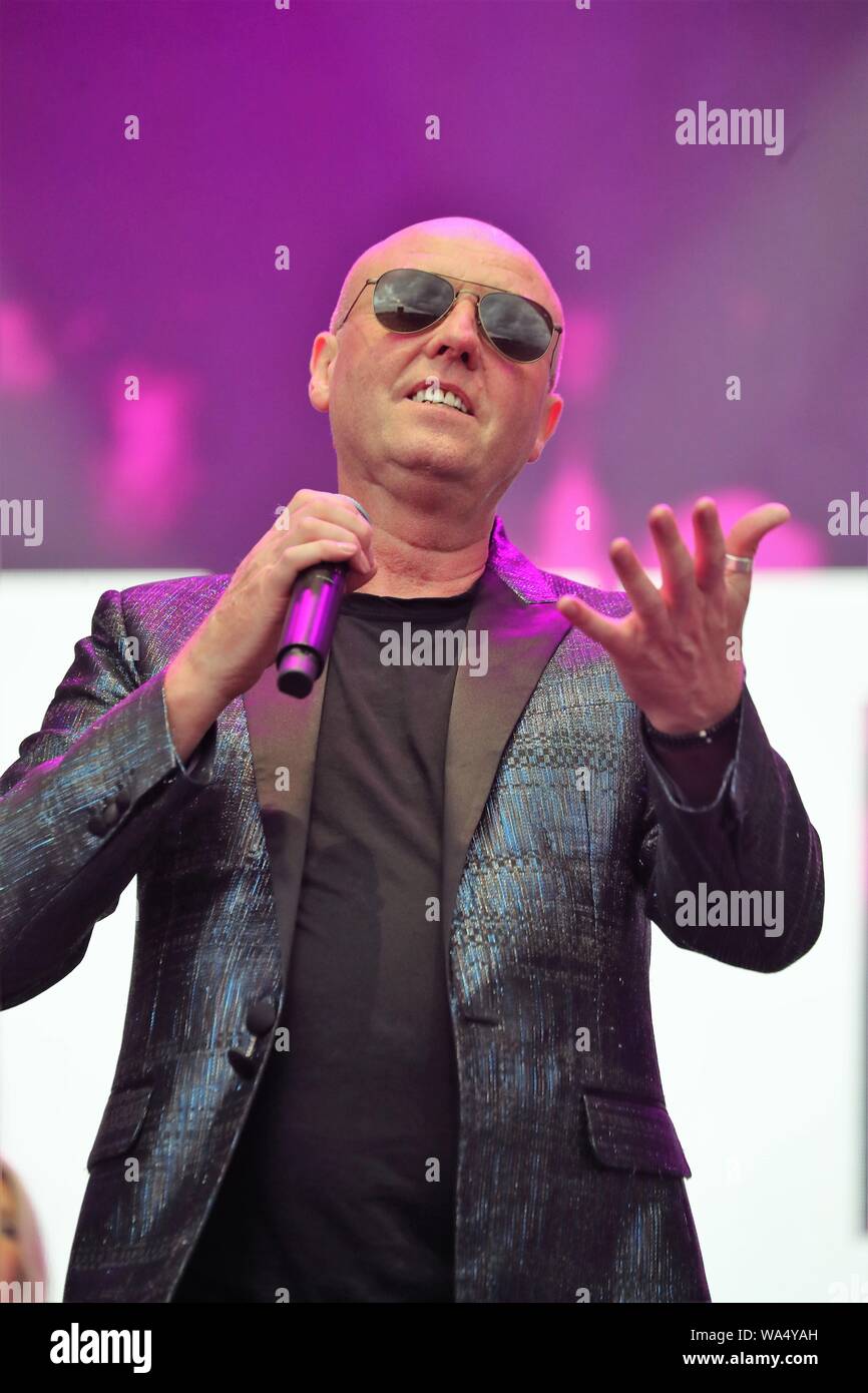 Henley-on-Thames, Regno Unito. Il 17 agosto 2019. Il cielo 17 con il cantante Glenn Gregory ha intrattenuto il pubblico con le loro prestazioni, una grande folla godere di questo anno di riavvolgere Sud festival di musica. Credito: Uwe Deffner / Alamy Live News Foto Stock