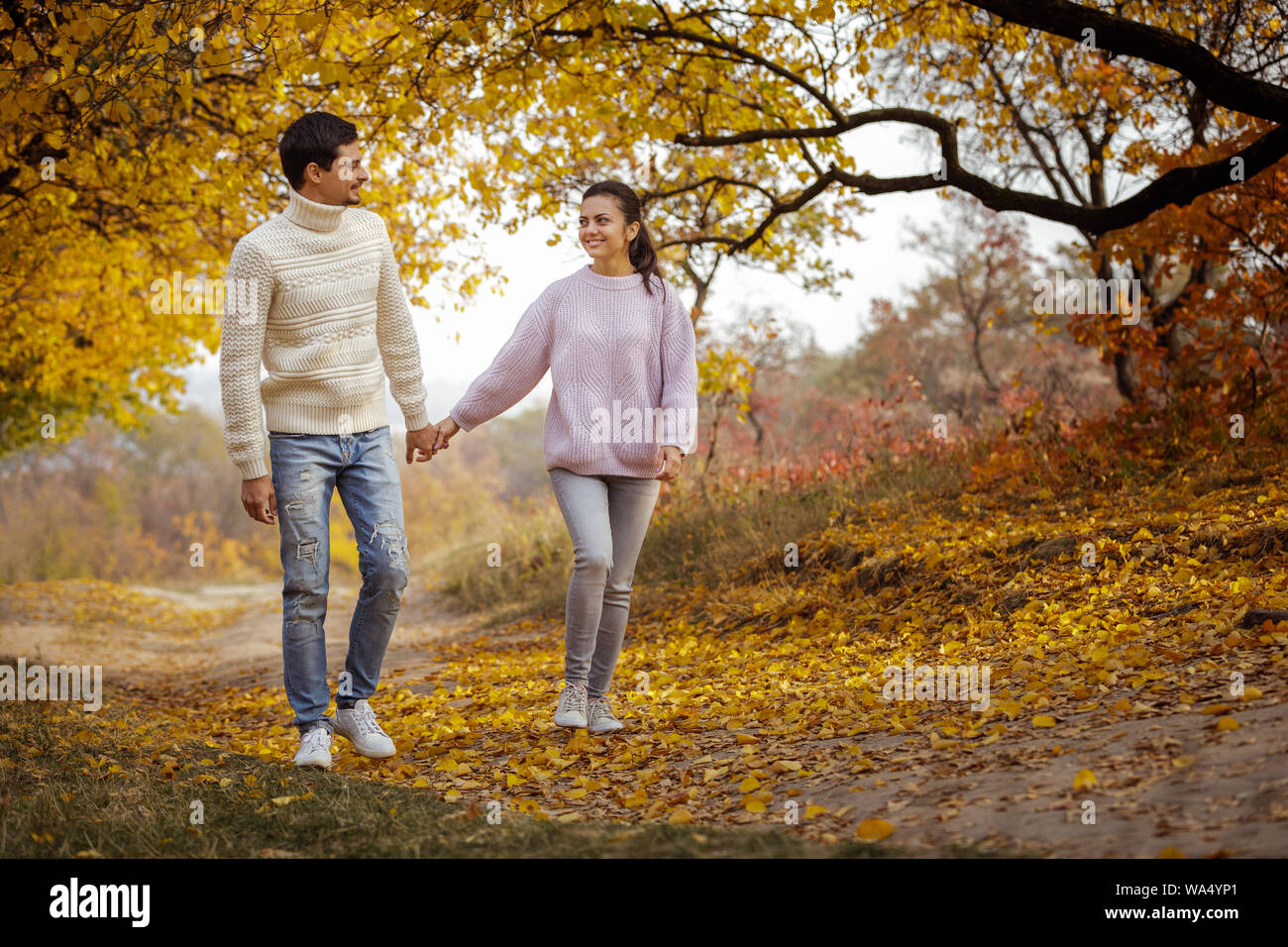 Matura in amore ha momenti felici e godersi la splendida giornata autunnale nel Parco. Foto Stock