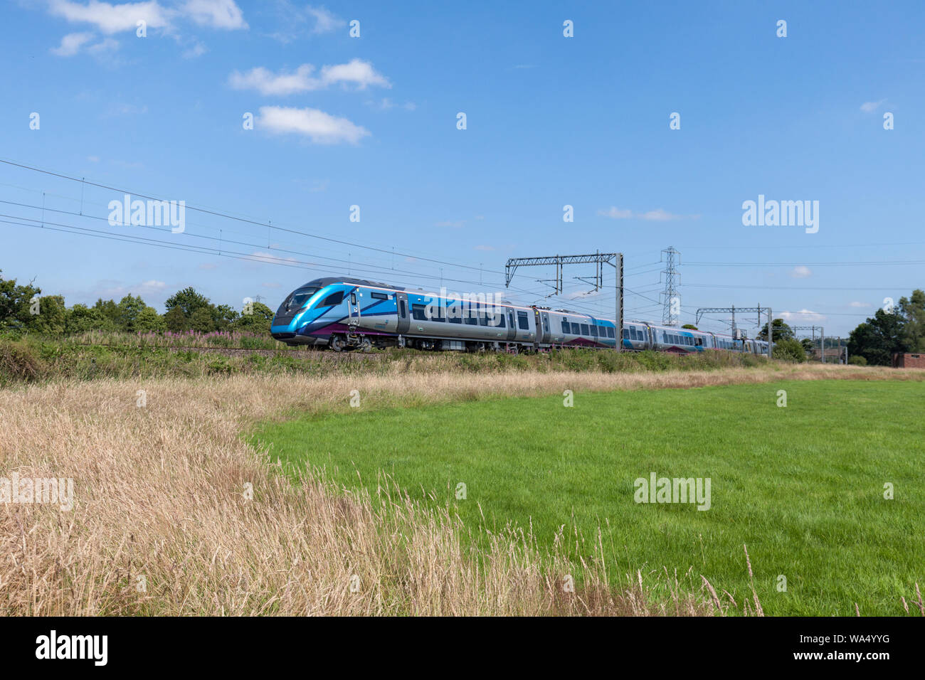 Primo Transpennine Express CAF classe 397 treno elettrico su un test/accumulo chilometraggio eseguire azionato da operazioni di rampa di gruppo. Foto Stock