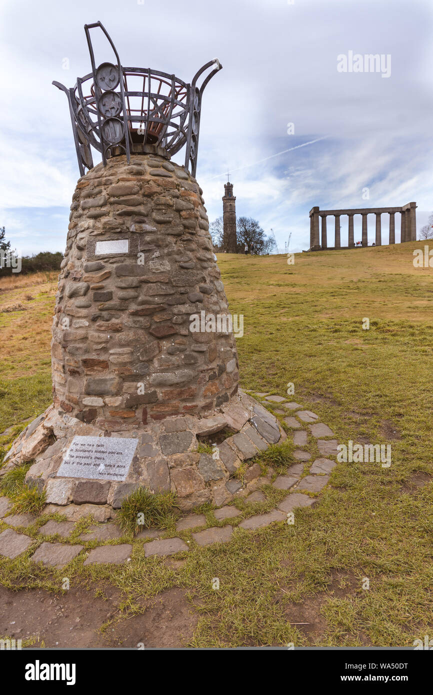 Il Cairn è stato costruito per commemorare la veglia per un Parlamento scozzese tenuto ai piedi di Carlton Hill, e celebrando il "sì, sì" votare a favore Foto Stock