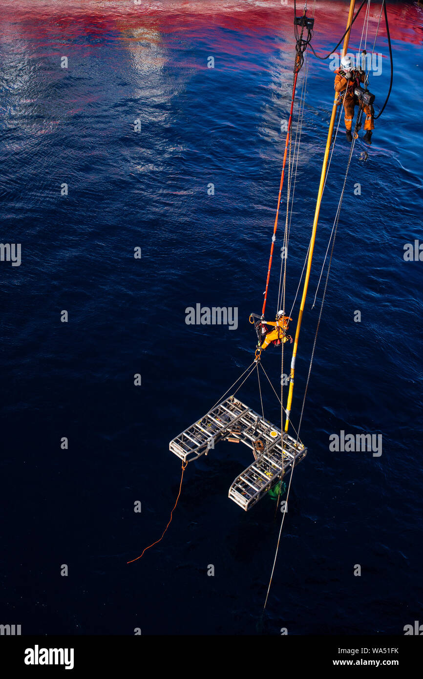 Lavoro in altezza al di sopra del mare nell'industria petrolifera e del gas Foto Stock