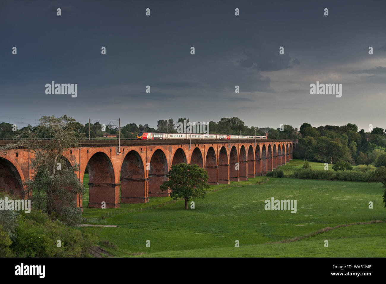 2 treni del Virgin classe 221 voyager treni sulla costa ovest mainline a Twemlow viadotto, Holmes Chapel, Cheshire Foto Stock