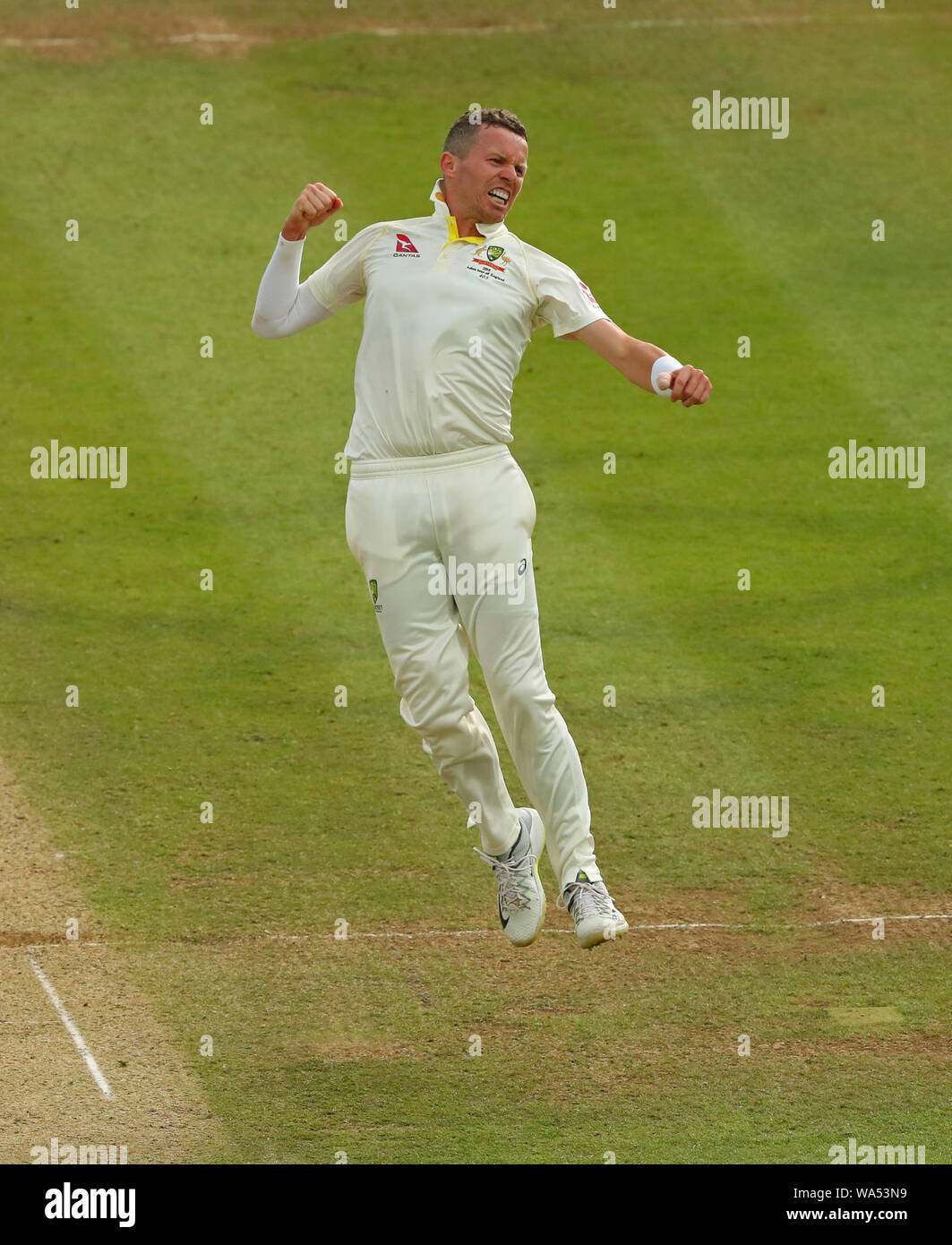 Londra, Regno Unito. 17 Ago, 2019. Peter Siddle di Australia celebra tenendo il paletto di Rory ustioni di Inghilterra durante la seconda Specsavers Ceneri Test Match, al Lords Cricket Ground, London, England. Credito: ESPA/Alamy Live News Foto Stock