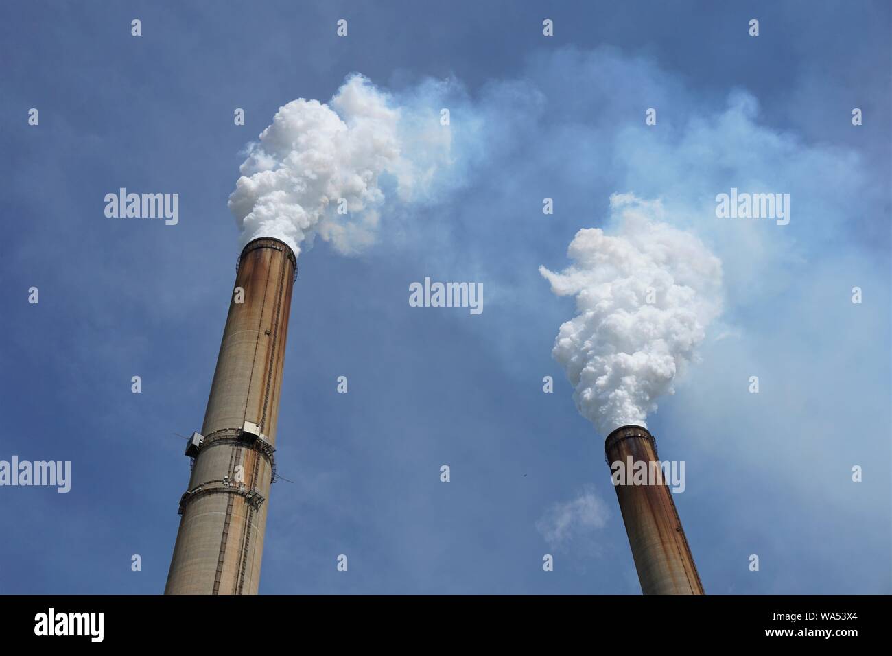 Pile di fumo da un carbone brucia-impianto di alimentazione Foto Stock