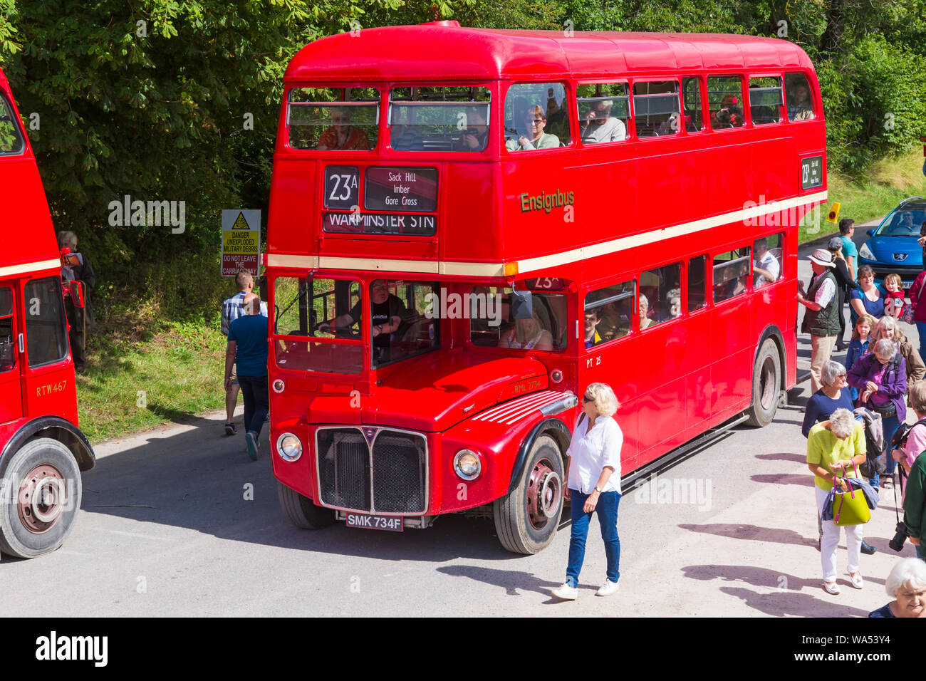 Imber, Wiltshire, Regno Unito. 17 ago 2019. Trasportati indietro ai giorni passati! Migliaia di visitatori a sfruttare al massimo le opportunità di scoprire il perso il villaggio di Imber su Salisbury Plain su uno speciale Open Day, evento Imberbus che opera da più di 25 vecchi e nuovi autobus Routemaster a prendere i visitatori a Imber e in altri luoghi sulla pianura. La popolazione civile di Imber village è stato sfrattato nel 1943 durante la Seconda Guerra Mondiale e rimane un villaggio disabitato, utilizzato dalla British Army come campo di allenamento. Red double decker bus Routemaster a Warminster Stn. Credito: Carolyn Jenkins/Alamy Live News Foto Stock