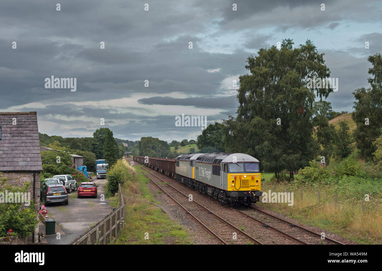 2 CC classe rampa 56 locomotive diesel passando Wennington, Lancashire con un vuoto treno merci Foto Stock