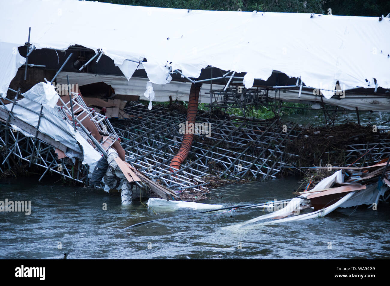 Hopkinstown, pontypridd, South Wales, Regno Unito. Il 17 agosto 2019. Ponteggio il supporto di Castell'Ifor Bridge, in Hopkinstown crollato durante la notte di venerdì. Questa sera il ponteggio rimane sott'acqua. Il ponte è stato in riparazione a partire dal mese di aprile, e costa £450.000 a prova di futuro il ponte debole. Le risorse naturali del Galles sono stati resi consapevoli del crollo e ha rassicurato i residenti non presenti un rischio di alluvione. I contraenti che sono stati di effettuare le riparazioni sul ponte sono previsti per fissare il ponteggio il lunedì come il livello del fiume scende. Credito: Andrew Bartlett/Alamy Live News. Foto Stock