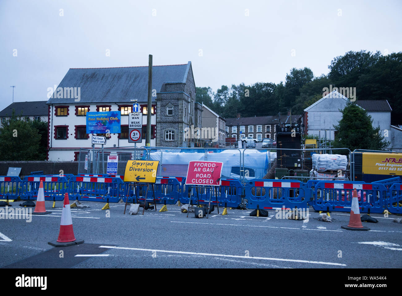Hopkinstown, pontypridd, South Wales, Regno Unito. Il 17 agosto 2019. Ponteggio il supporto di Castell'Ifor Bridge, in Hopkinstown crollato durante la notte di venerdì. Questa sera il ponteggio rimane sott'acqua. Il ponte è stato in riparazione a partire dal mese di aprile, e costa £450.000 a prova di futuro il ponte debole. Le risorse naturali del Galles sono stati resi consapevoli del crollo e ha rassicurato i residenti non presenti un rischio di alluvione. I contraenti che sono stati di effettuare le riparazioni sul ponte sono previsti per fissare il ponteggio il lunedì come il livello del fiume scende. Credito: Andrew Bartlett/Alamy Live News. Foto Stock