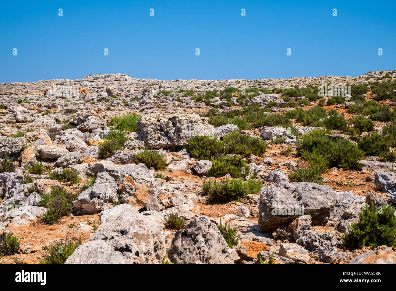 Ruvida costa di Isola di Comino e Malta Foto Stock