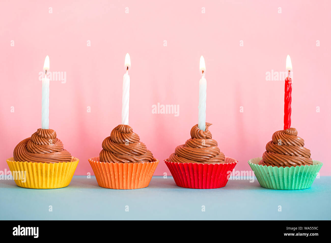 Tortini di compleanno con le candele accese Foto Stock