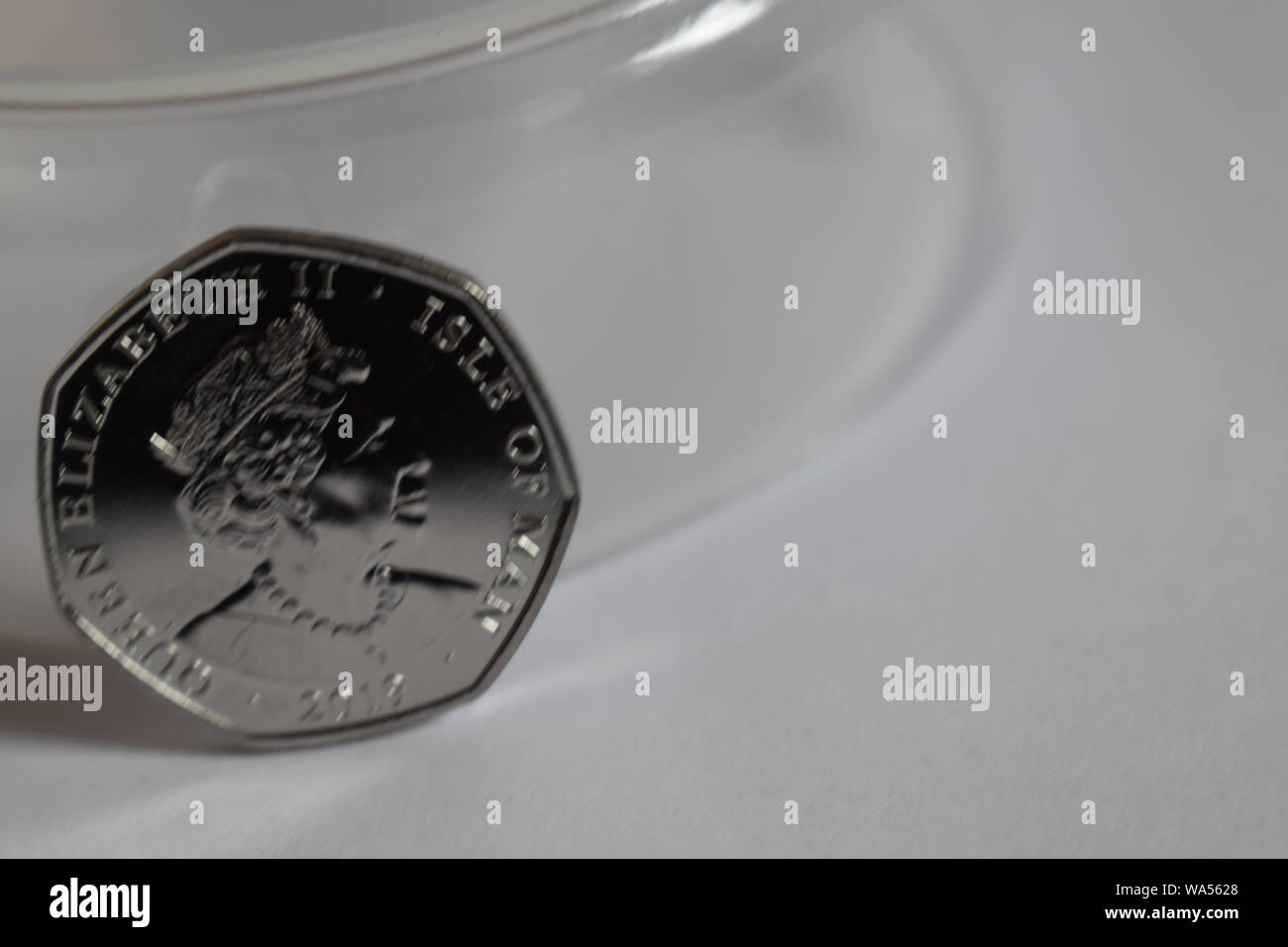 Nuovo di zecca lato inverso del 2019 il rilascio da parte di menta, del nuovo Peter Pan cinquanta Pence. Queens Head Set contro un nero e sfondo trasparente. Foto Stock