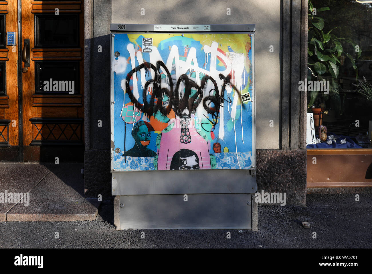Arte di strada sull'armadio elettrico a Helsinki in Finlandia Foto Stock