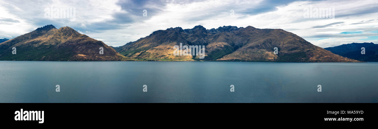 Picchi a baionetta da Highway 6 attraverso il lago di Wakatipu Foto Stock