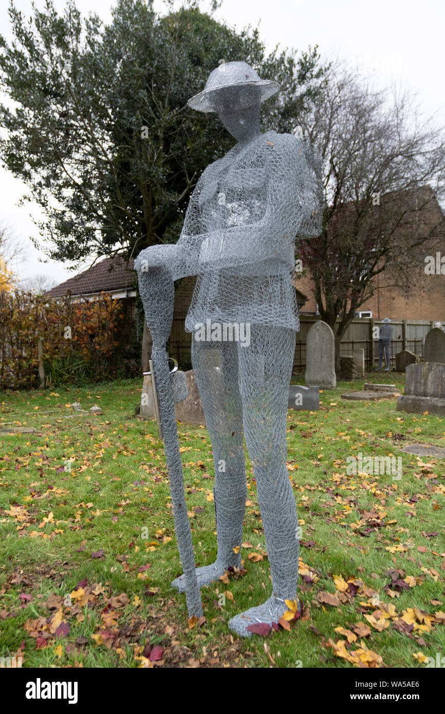 Slimbridge, Gloucestershire, Regno Unito, 11/09/2018. In un sonnolento villaggio Sagrato di Slimbridge, fantomatiche figure di WW1 uomini di fanteria in stand by un Foto Stock