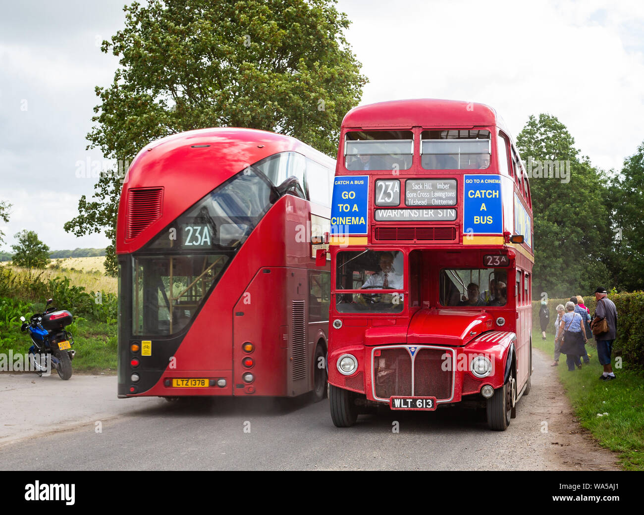 Red Routemaster London double decker bus, Imberbus giorno classico servizio di autobus tra Warminster e Imber Village presi in Imber, Wiltshire, Regno Unito il 17 Au Foto Stock