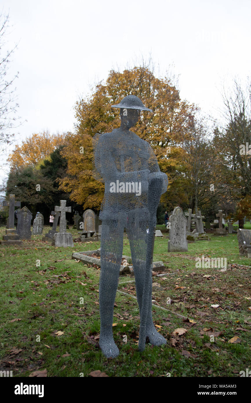 Slimbridge, Gloucestershire, Regno Unito, 11/09/2018. In un sonnolento villaggio Sagrato di Slimbridge, fantomatiche figure di WW1 uomini di fanteria in stand by un Foto Stock