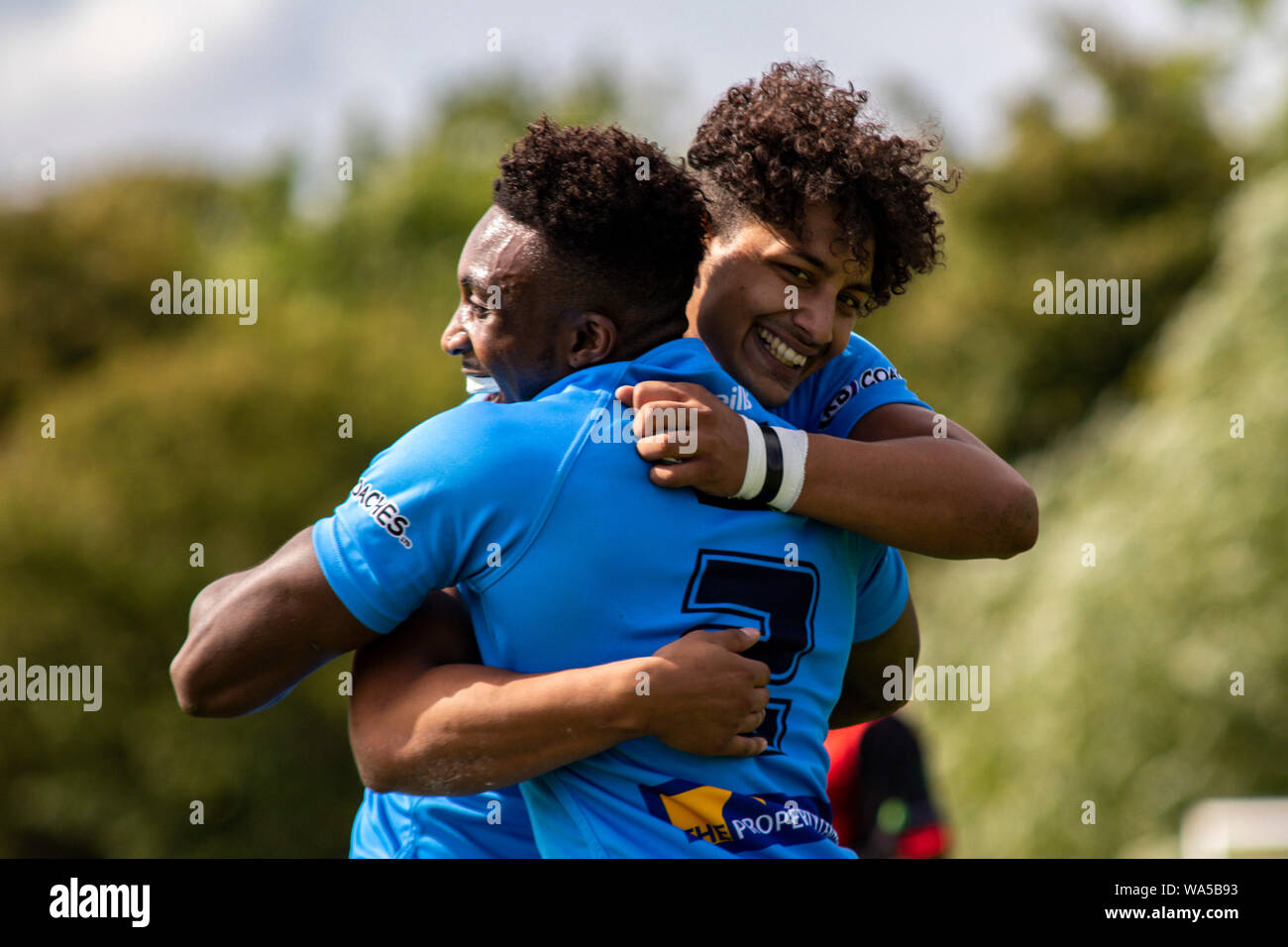 Kieran Webb di tutti gli ori celebra con George Bvuma. Tutti gli ori v Swindon St George in RFL Conferenza meridionale presso il St Peter's School nel Seicento un Foto Stock