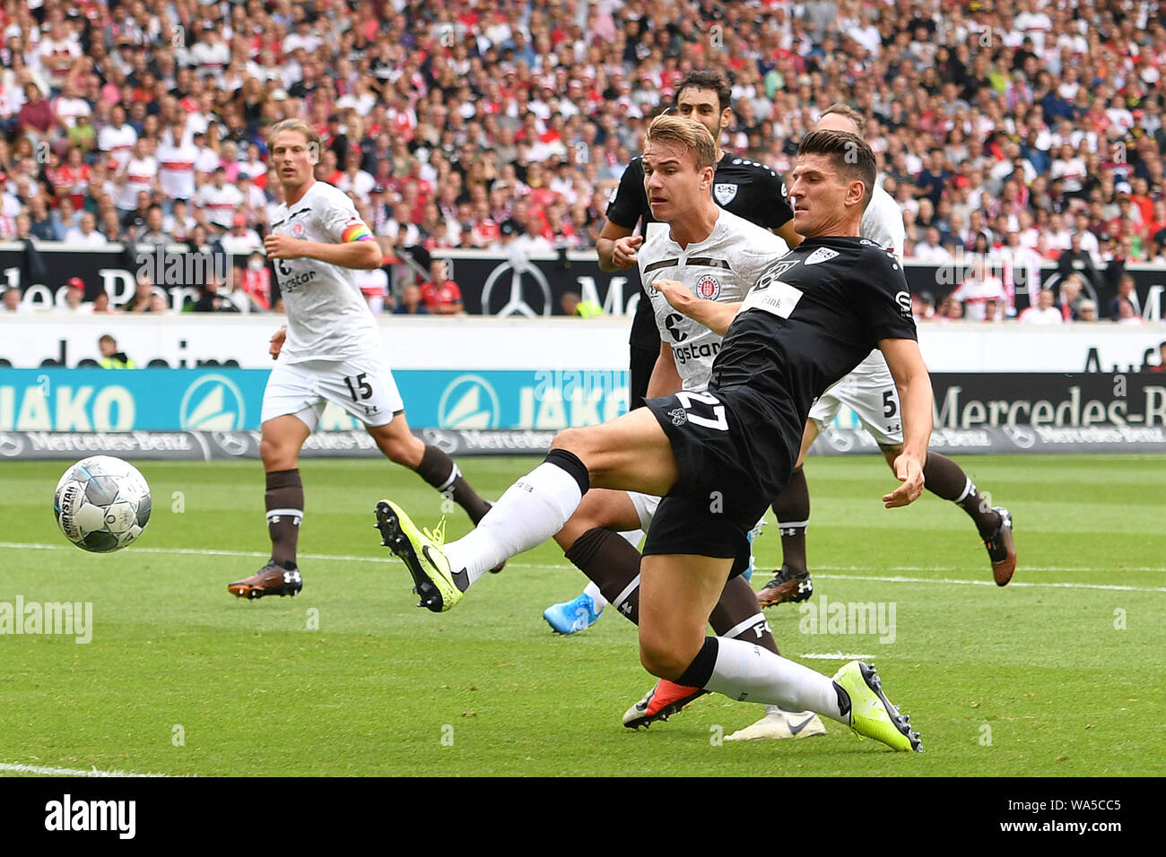 Goalchance Mario GOMEZ (VFB Stoccarda), azione, duelli. Soccer 2. Bundesliga, 3.Spieltag, giornata03, VFB Stuttgart (S) -FC St.Pauli 2-1, 17/08/2019 a Stoccarda/Germania. MERCEDES BENZ ARENA. DFL regolamenti vietano qualsiasi uso della fotografia come sequenze di immagini e/o quasi video. | Utilizzo di tutto il mondo Foto Stock