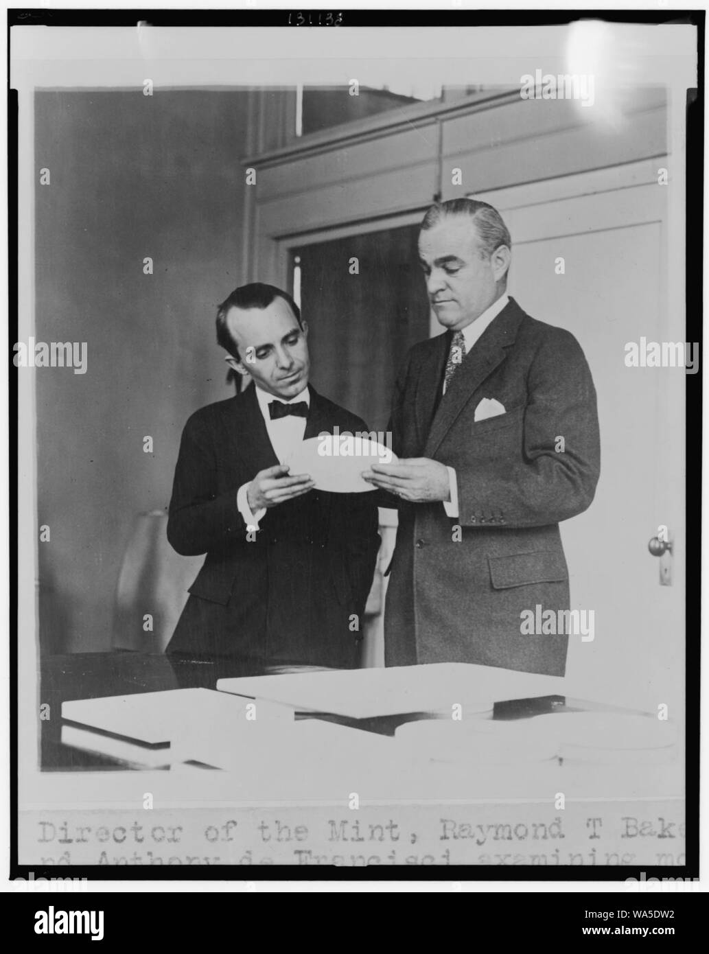 Direttore della Zecca, Raymond T. Baker e Antonio De Francisci esaminando il modello del nuovo Silver Dollar, il primo dei quali sarà rilasciato dal 1 gennaio Foto Stock