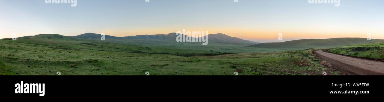 Panorama, strada giù per Ngorogoro cratere a sunrise, Tanzania Foto Stock