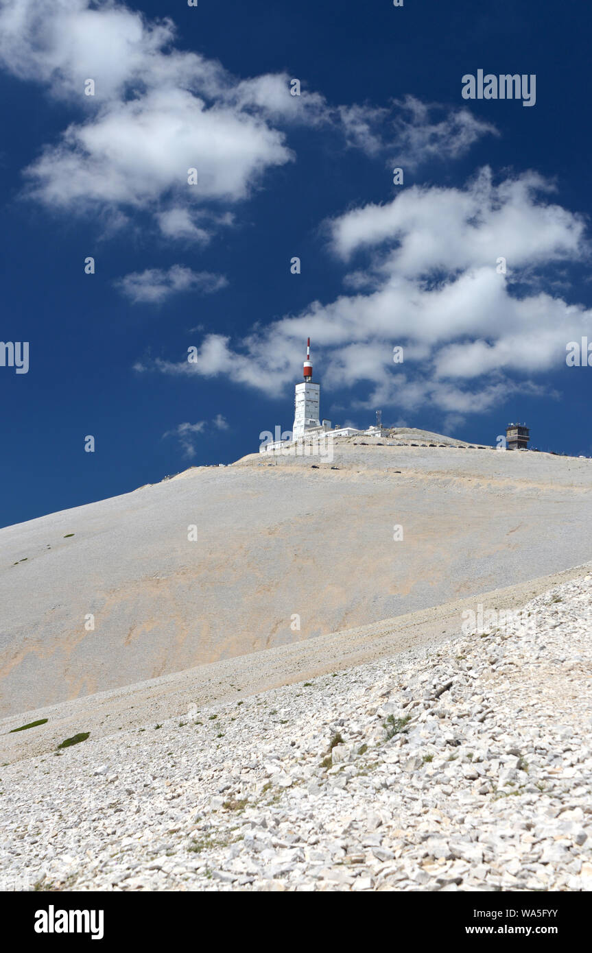 Vista sul Mont Ventoux in Provenza, Francia. A volte la finitura di uno dei Tour-de-Farnce-stadi in estate Foto Stock
