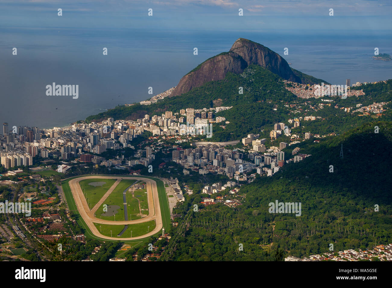 Vista aerea di Rio de Janeiro la città dove gavea ippodromo può essere visto in lontananza, Brasile Foto Stock