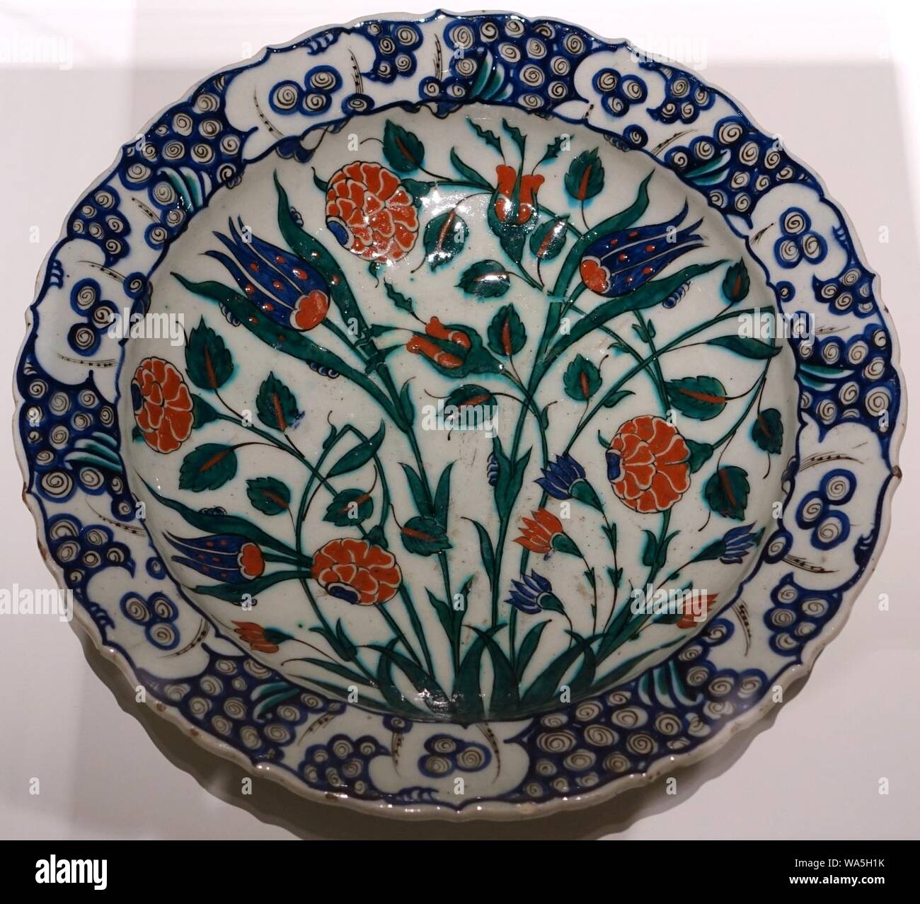 Piatto, Turchia, Iznik, c. 1560-1580 annuncio, underglaze-verniciato fritware Foto Stock