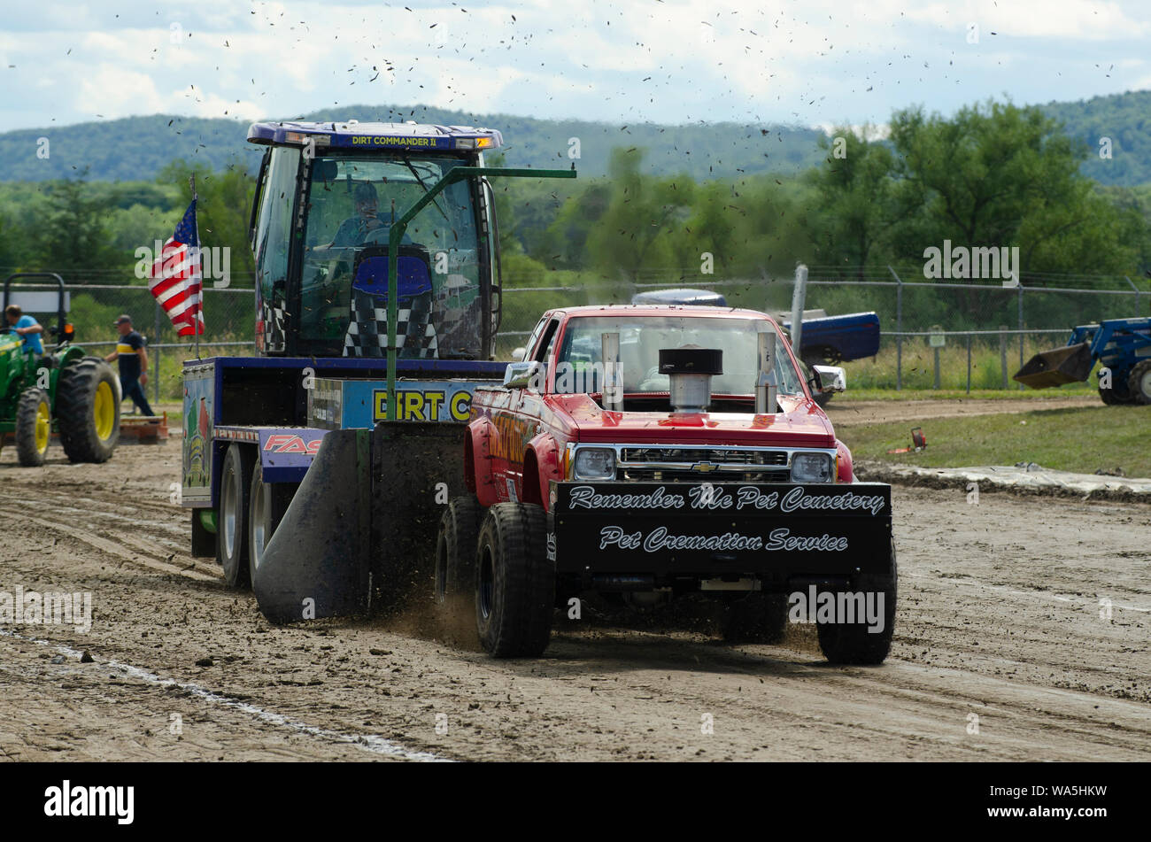 Un potente carrello tira un carico pesante e calci fino sporcizia durante un carrello tirare all'Addison County Fair di New Haven, Vermont negli Stati Uniti. Foto Stock