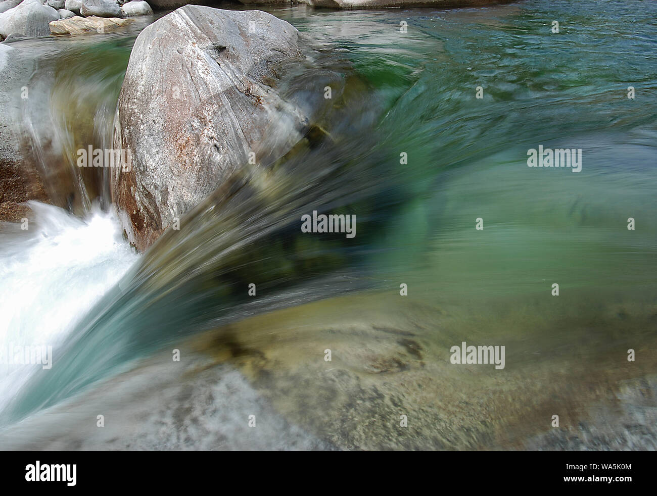 Potente e speedful cascata ghiacciaio del torrente di montagna Foto Stock
