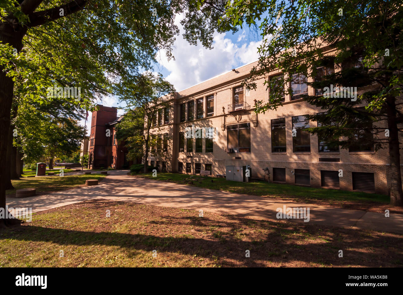 Edgewood Scuola elementare del Woodland Hills School District in estate. La parte originale dell'edificio inaugurato nel 1892, Edgewood, PA, Stati Uniti d'America Foto Stock